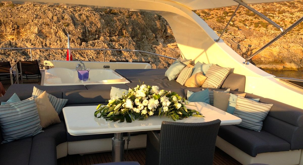 L'AYAZULA yacht charter 3