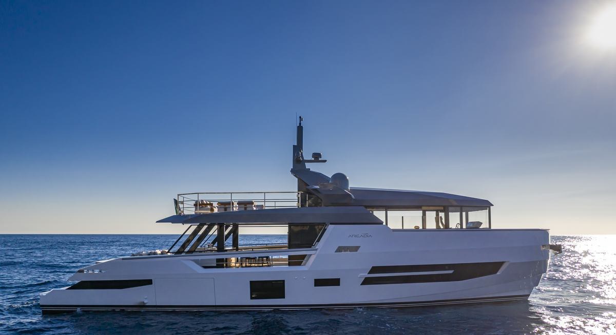 تأجير يخت LA FOLYE YACHT CHARTER