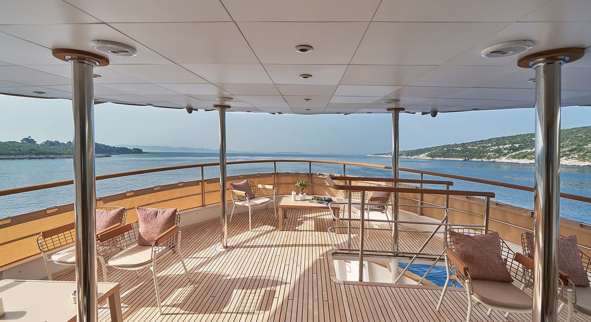 LA PERLA yacht charter 2