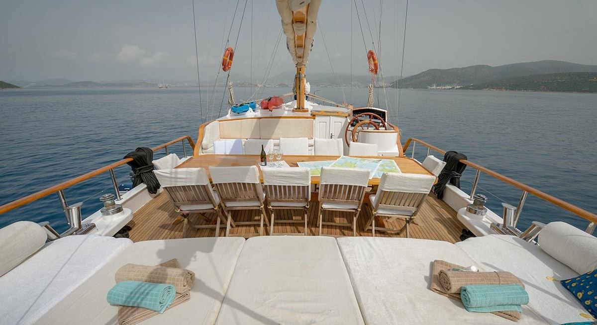 LA REINE yacht charter 2