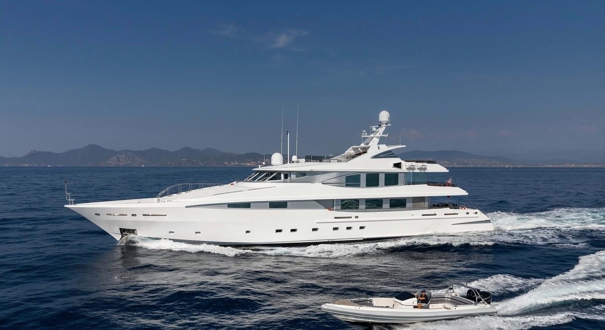 LA TANIA yacht charter 1