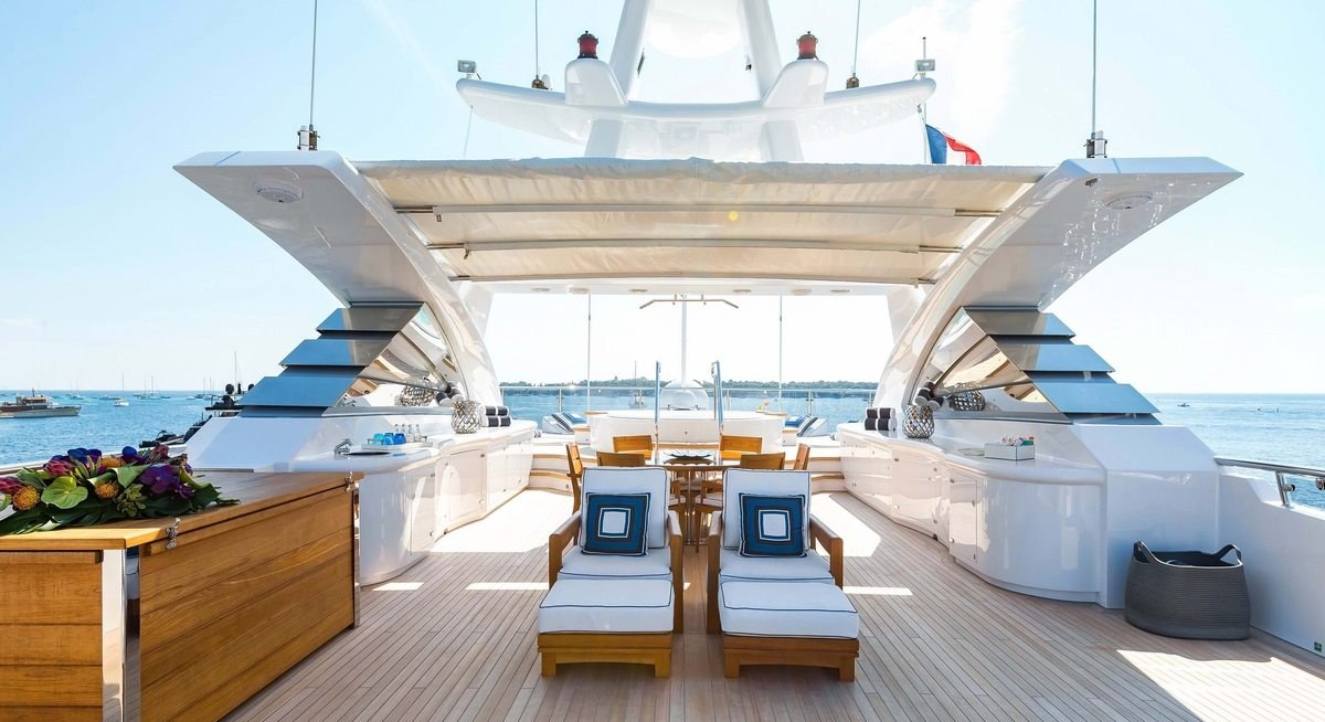 LA TANIA yacht charter 3