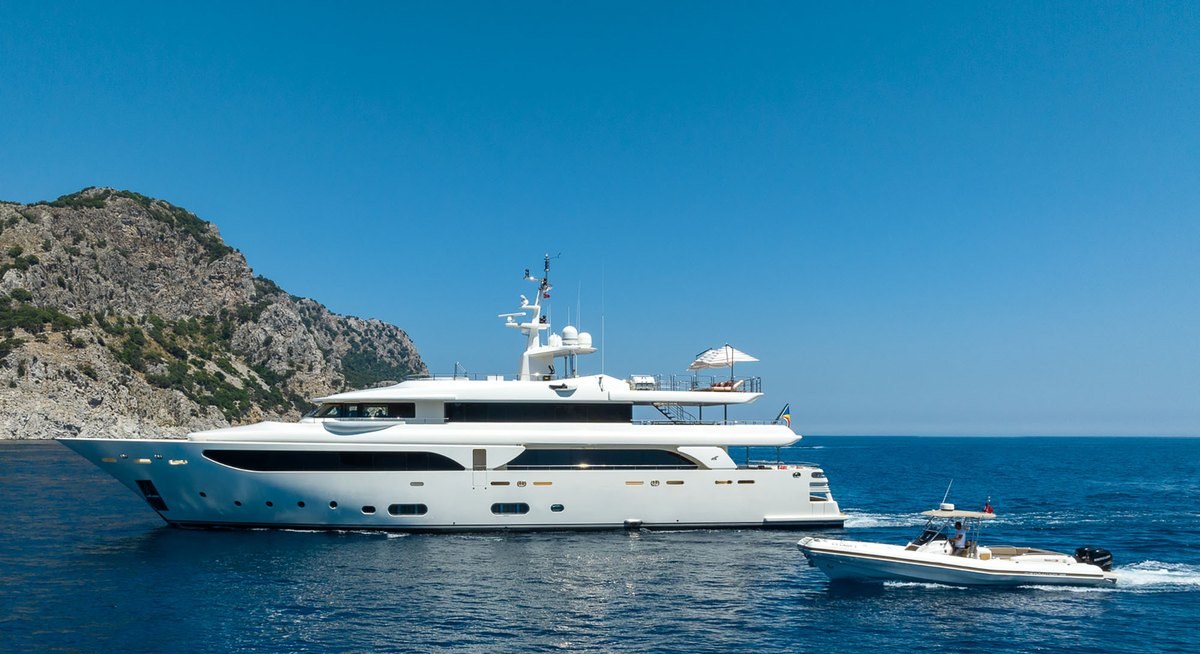 Yacht charter LADY I YACHT CHARTER