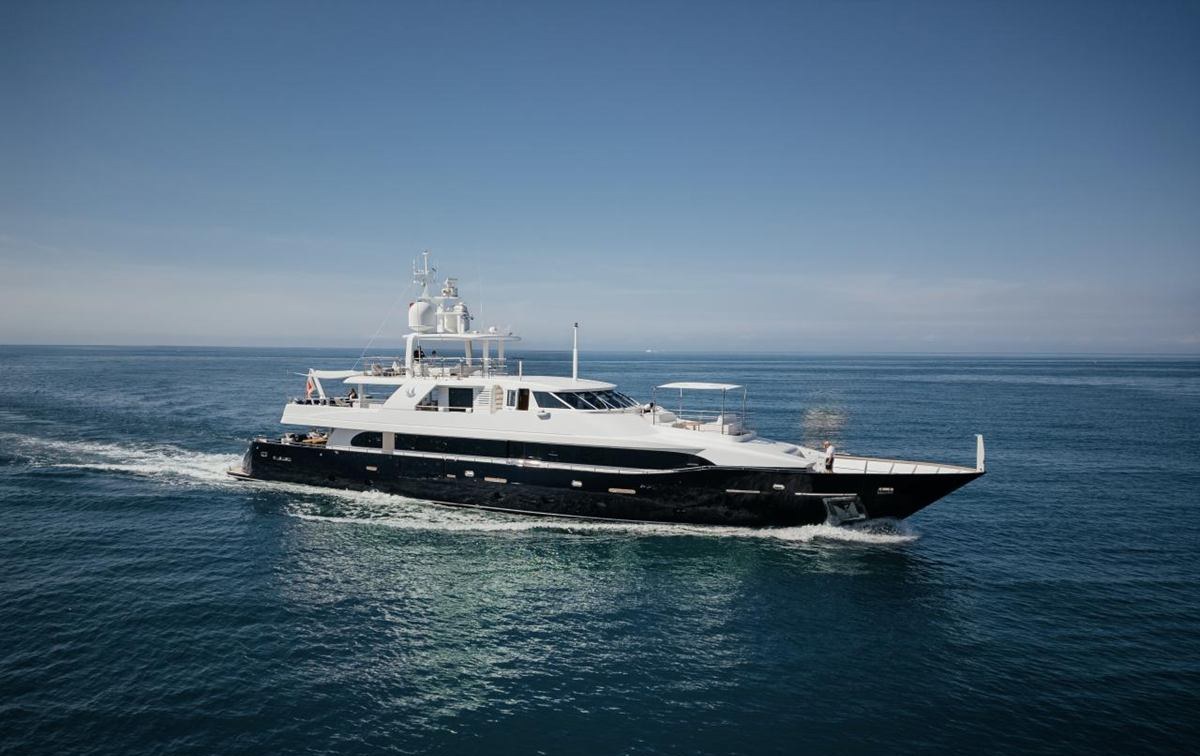 LADY IN BLUE yacht charter 1