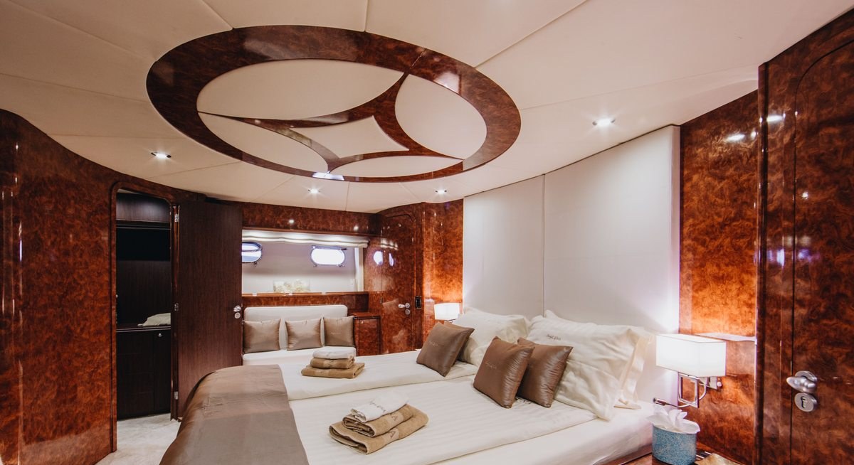 LADY LONA yacht charter 3