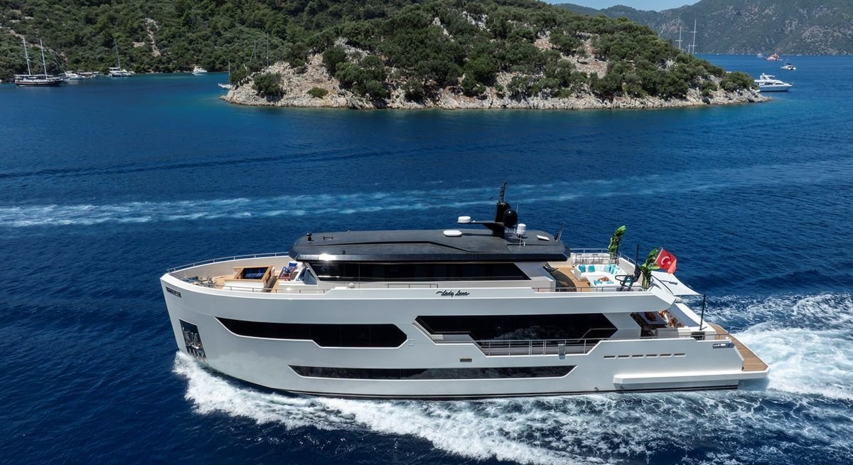 LADY LUNA yacht charter 1