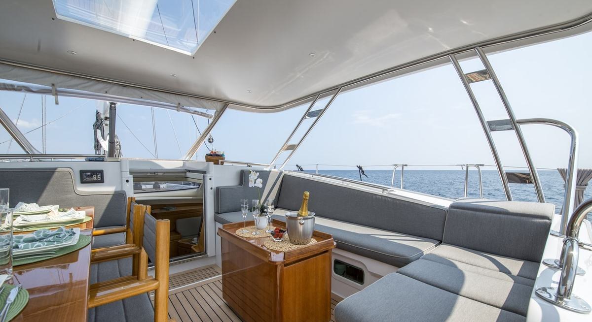LADY 8 yacht charter 3