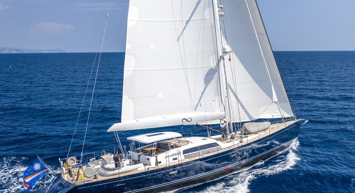 LADY 8 yacht charter 5