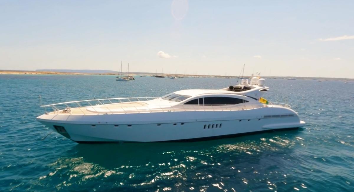 Yacht charter LE MAGNIFIQUE YACHT CHARTER