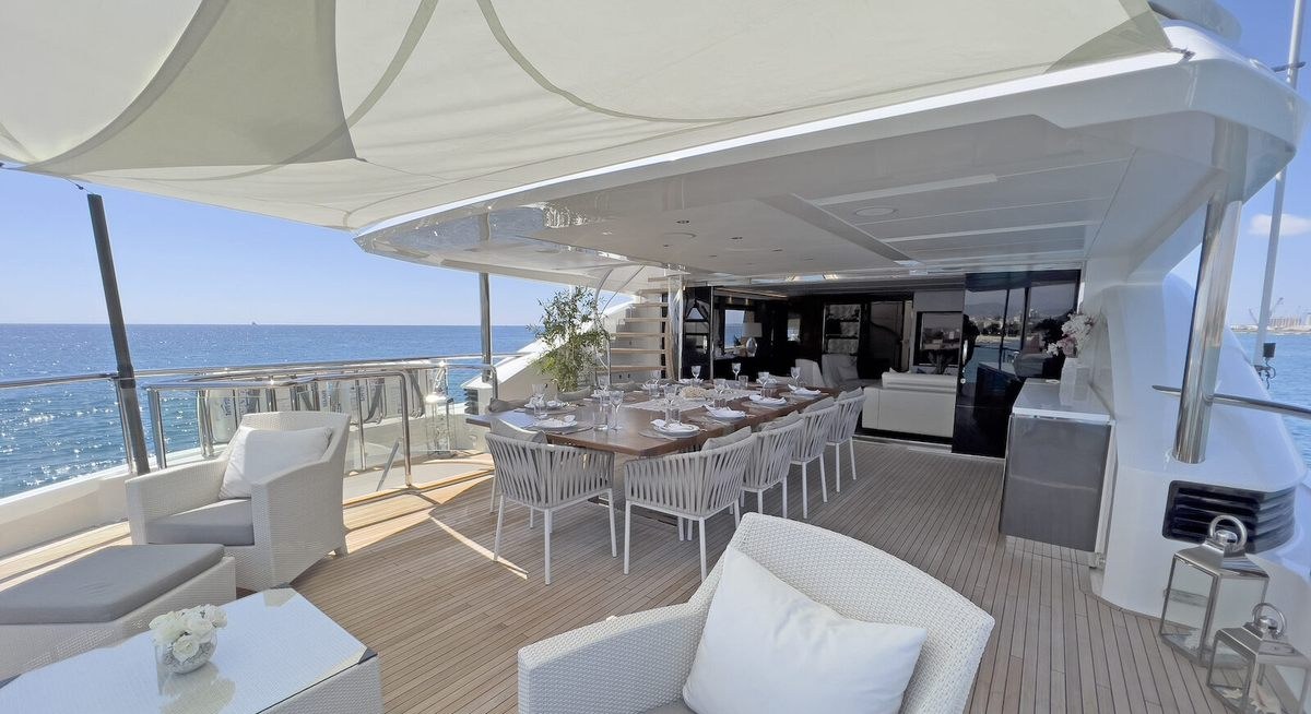 LE VERSEAU yacht charter 4