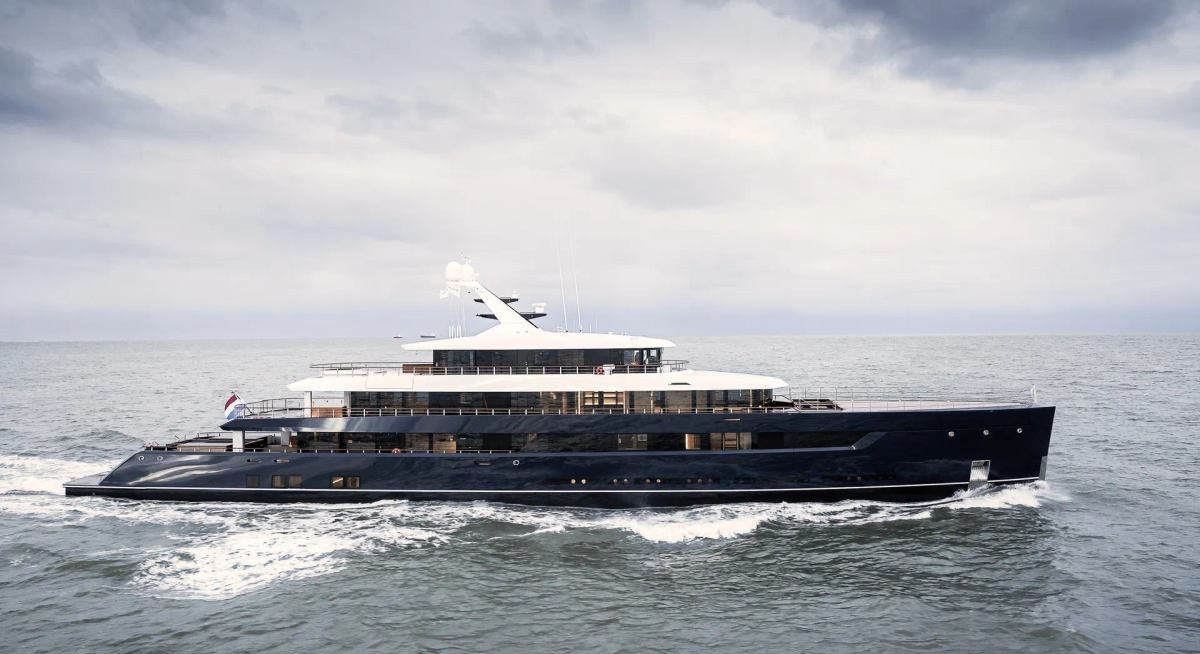 LES CINQ yacht charter 1