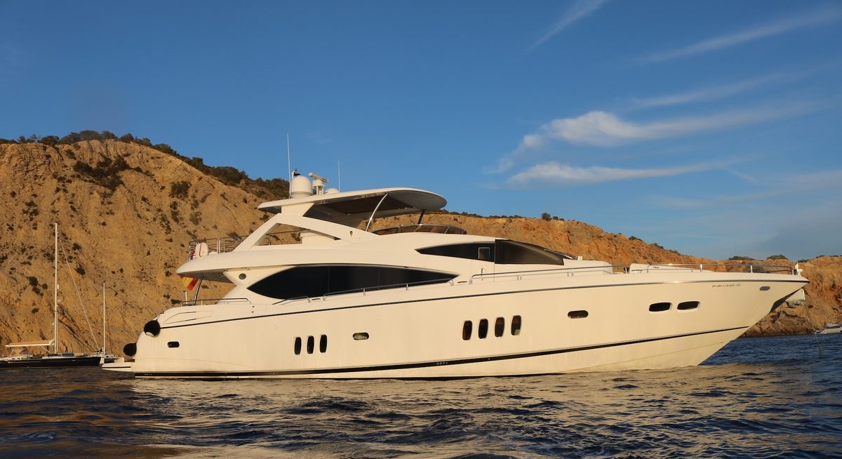 LI-JOR YACHT CHARTER yacht charter