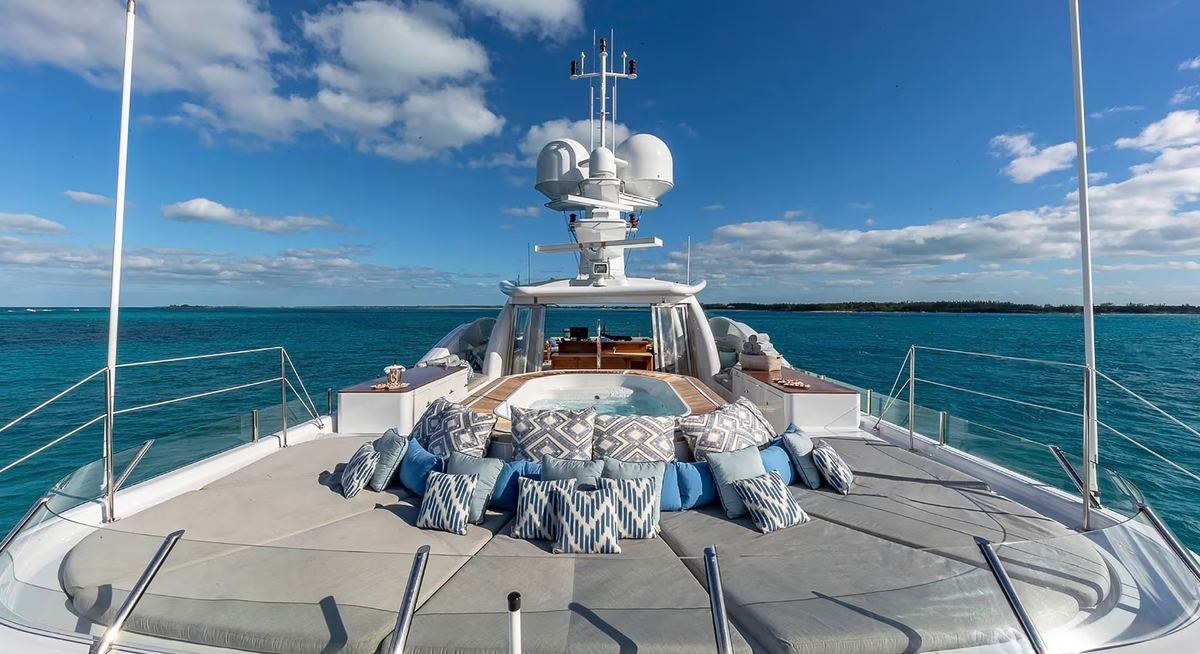 LIND yacht charter 2