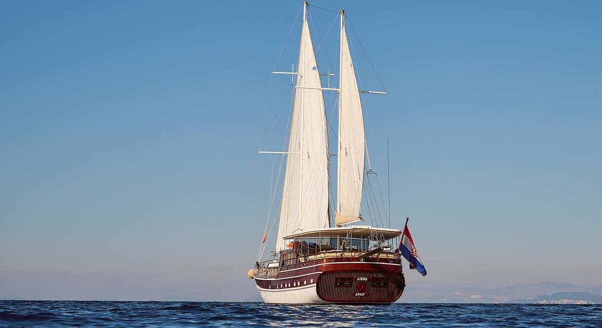 LINDA yacht charter 5