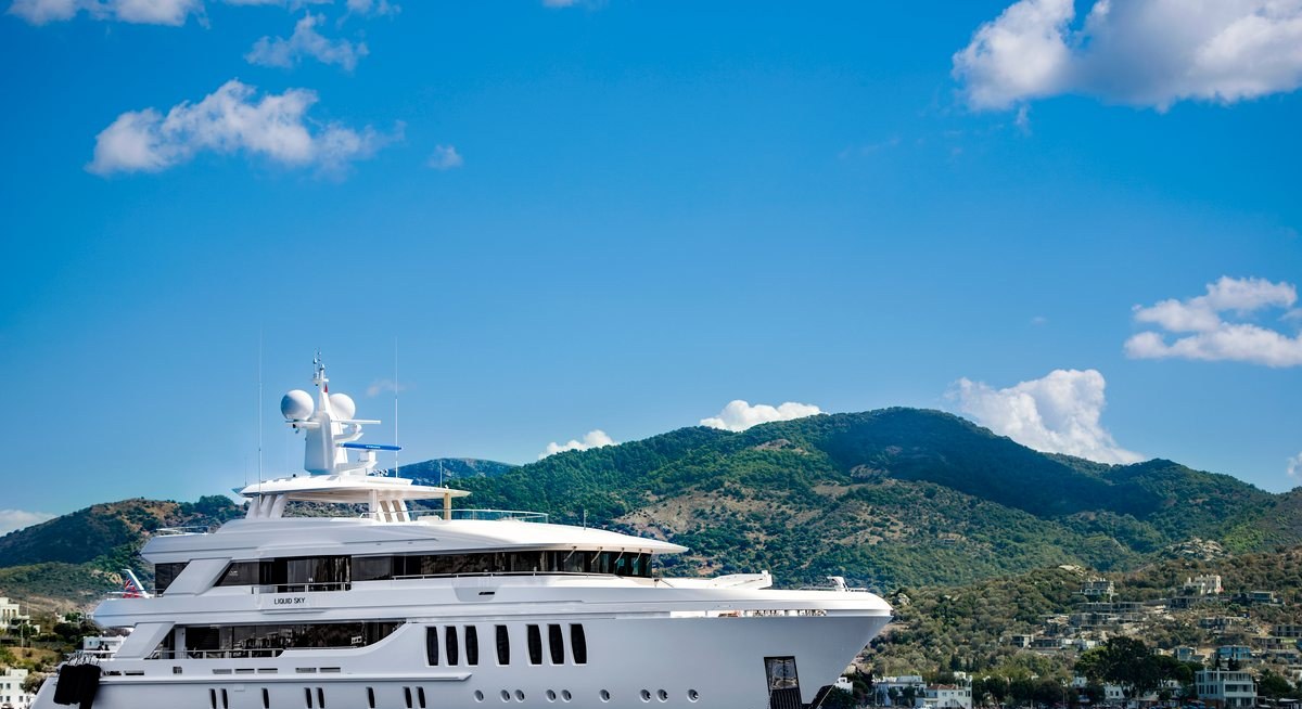 تأجير يخت LIQUID SKY YACHT CHARTER