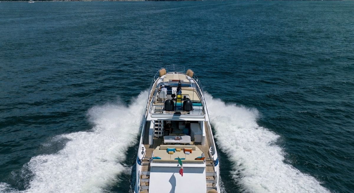 LUCE yacht charter 4