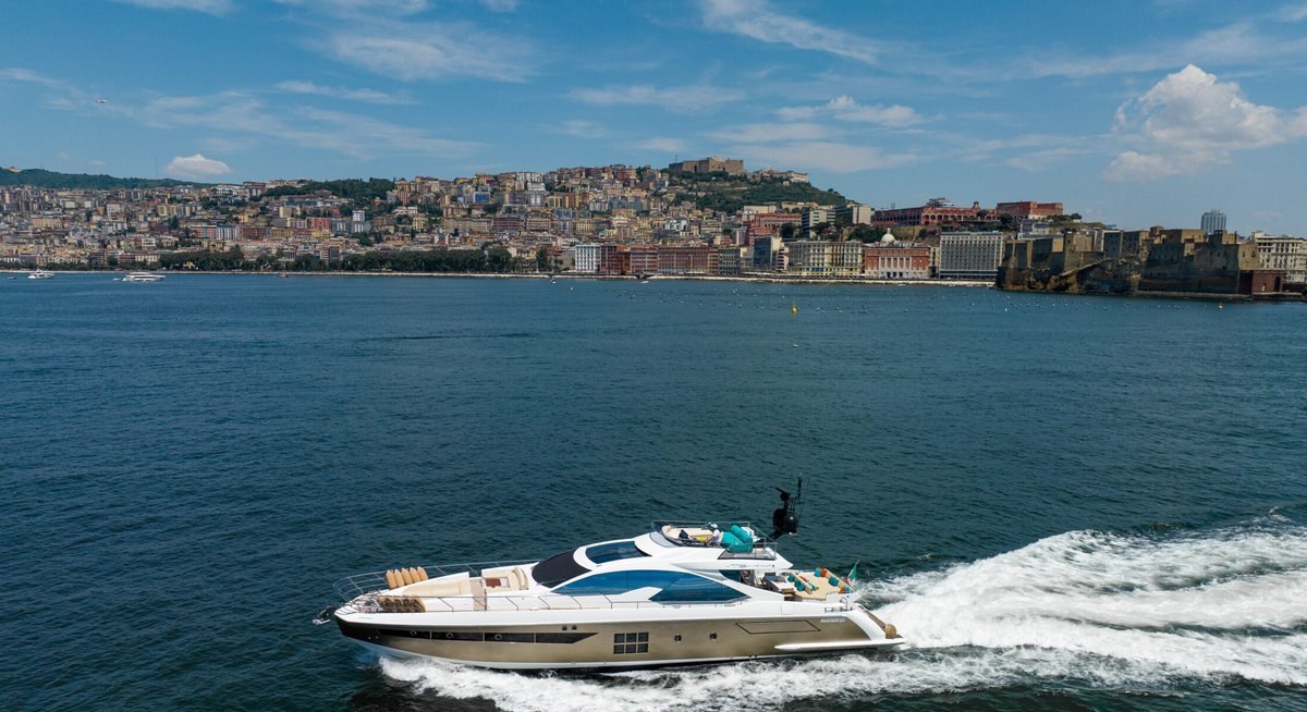LUCE yacht charter 1