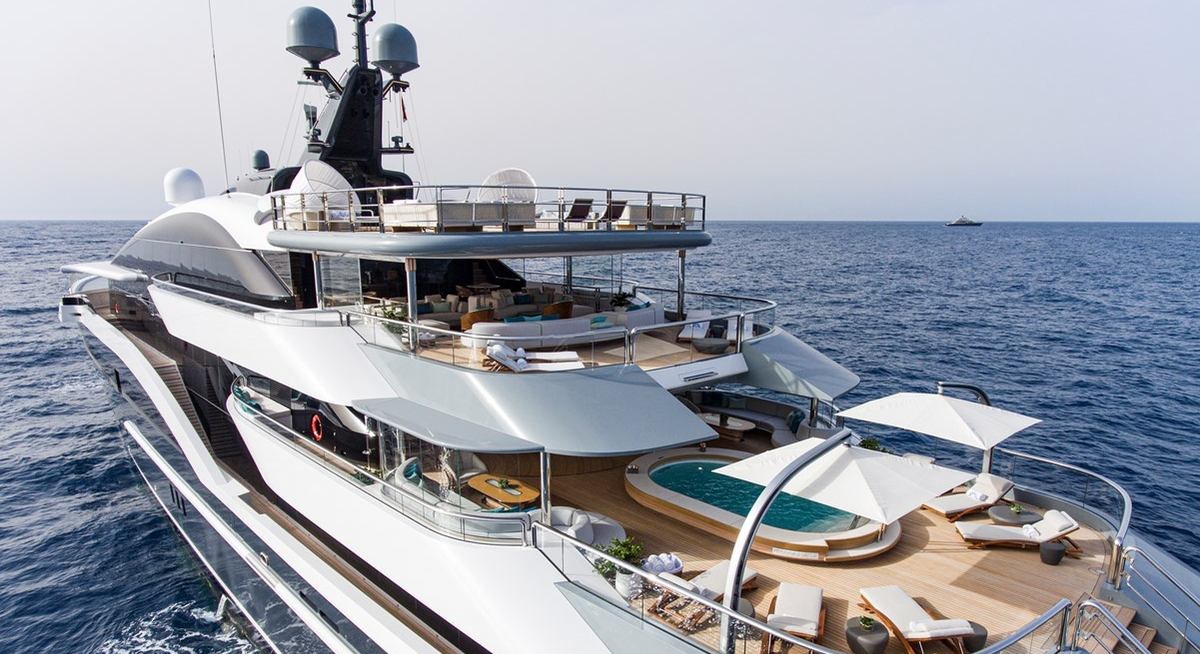 LUNA yacht charter 2