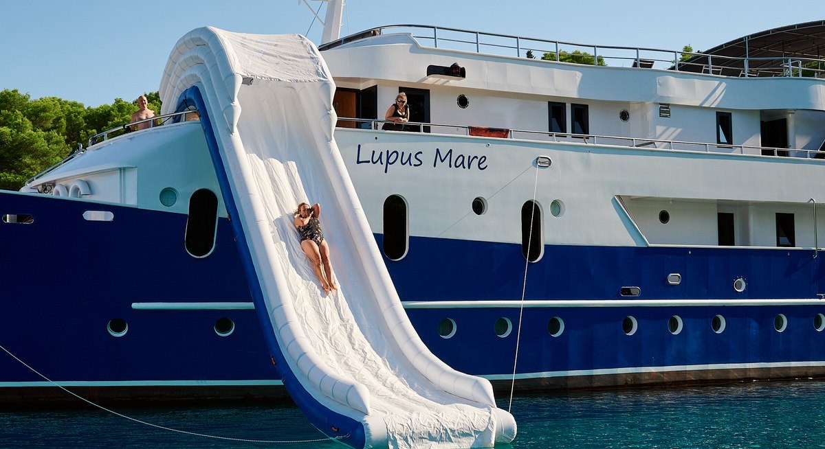 LUPUS MARE yacht charter 4