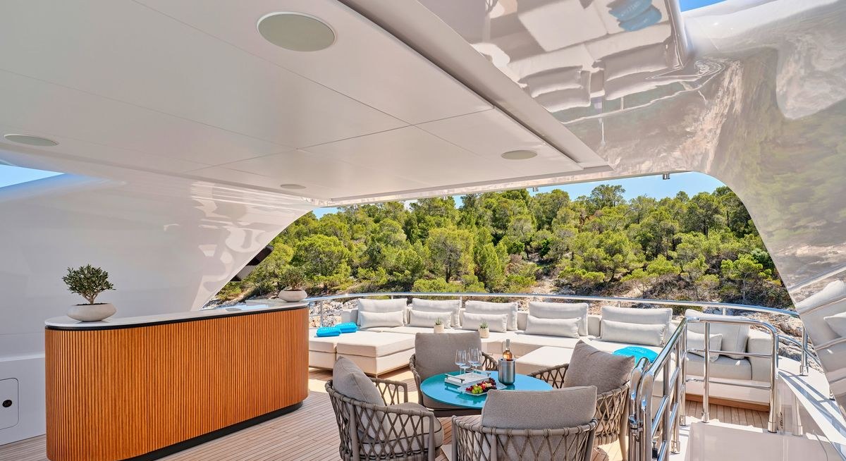 MAESTRO yacht charter 2