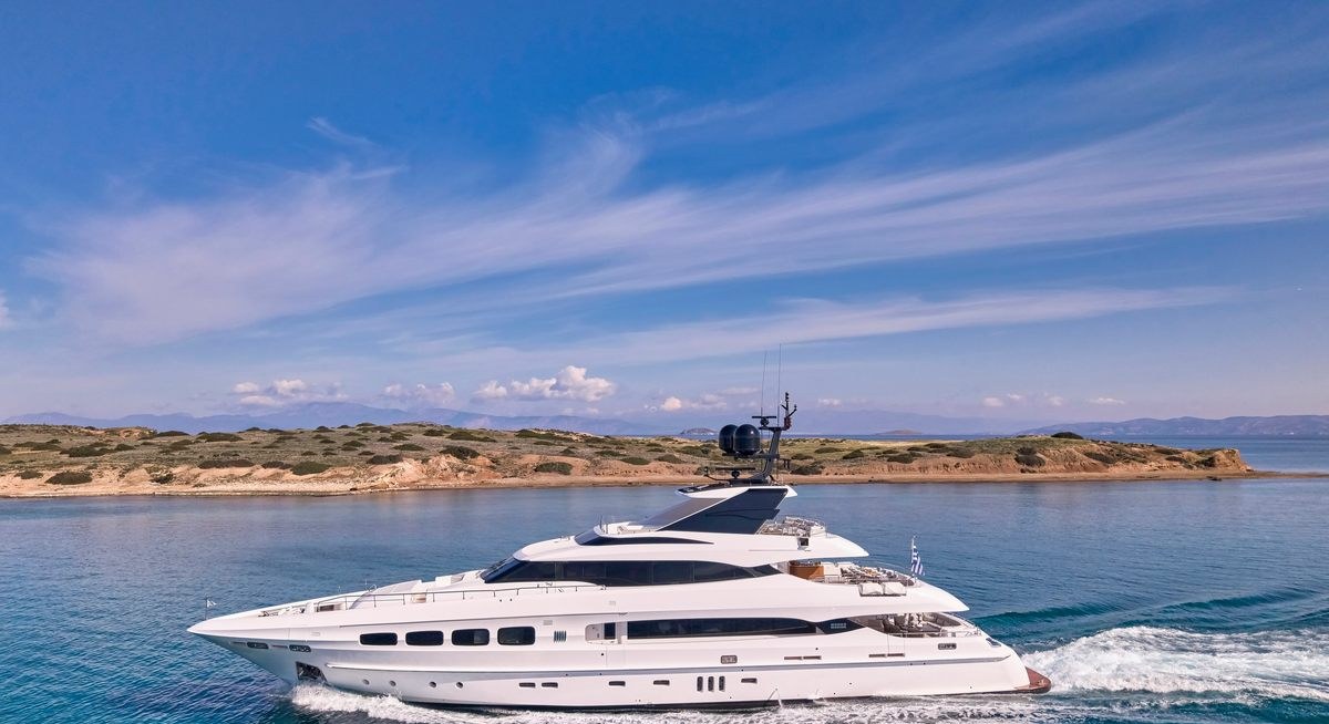 MAESTRO YACHT CHARTER yacht charter
