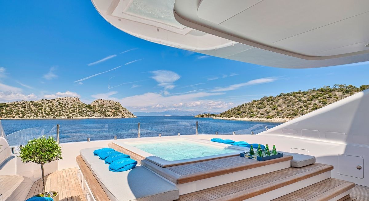 MAESTRO yacht charter 3