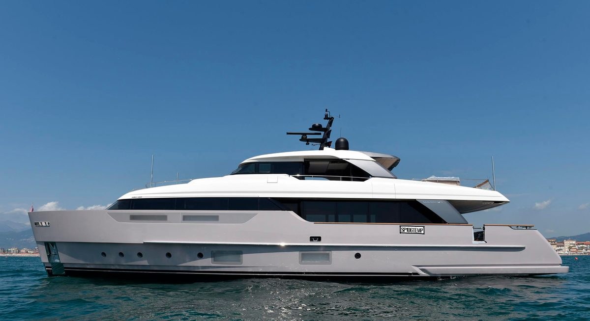 MALKIA yacht charter 1