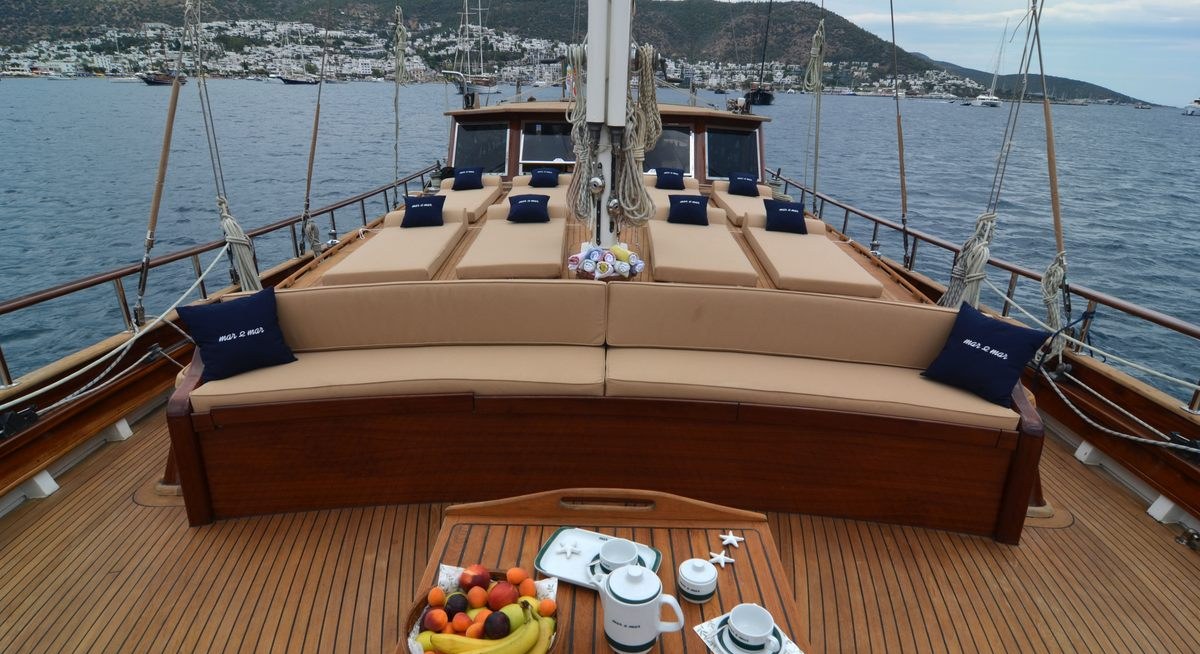 MAR & MAR yacht charter 3