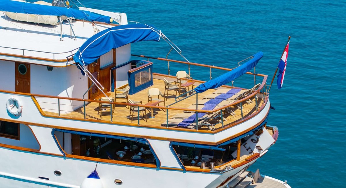 MENDULA yacht charter 5