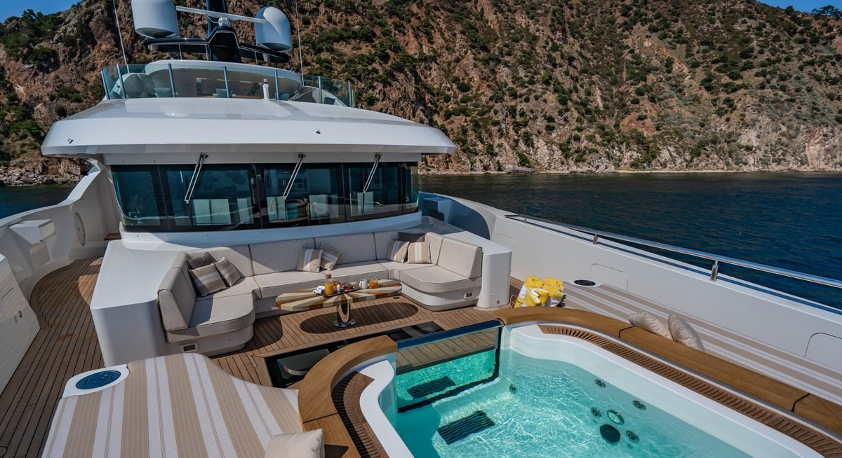 MOONRAKER yacht charter 2