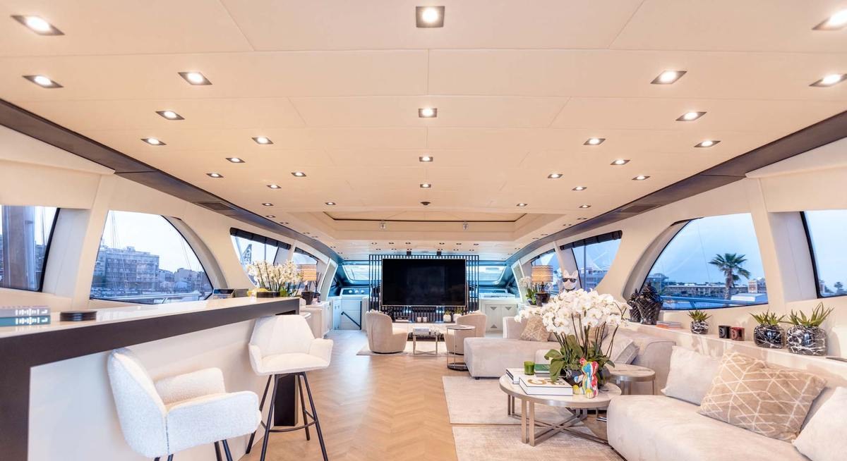 Yacht charter MRS GREY YACHT CHARTER
