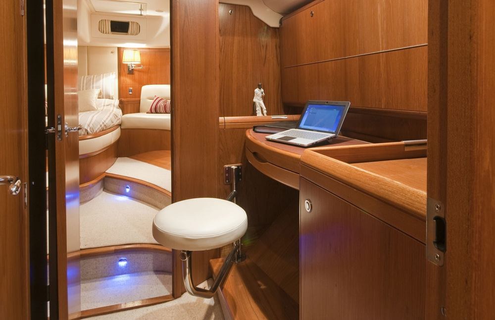 MUSTIQUE yacht charter 4