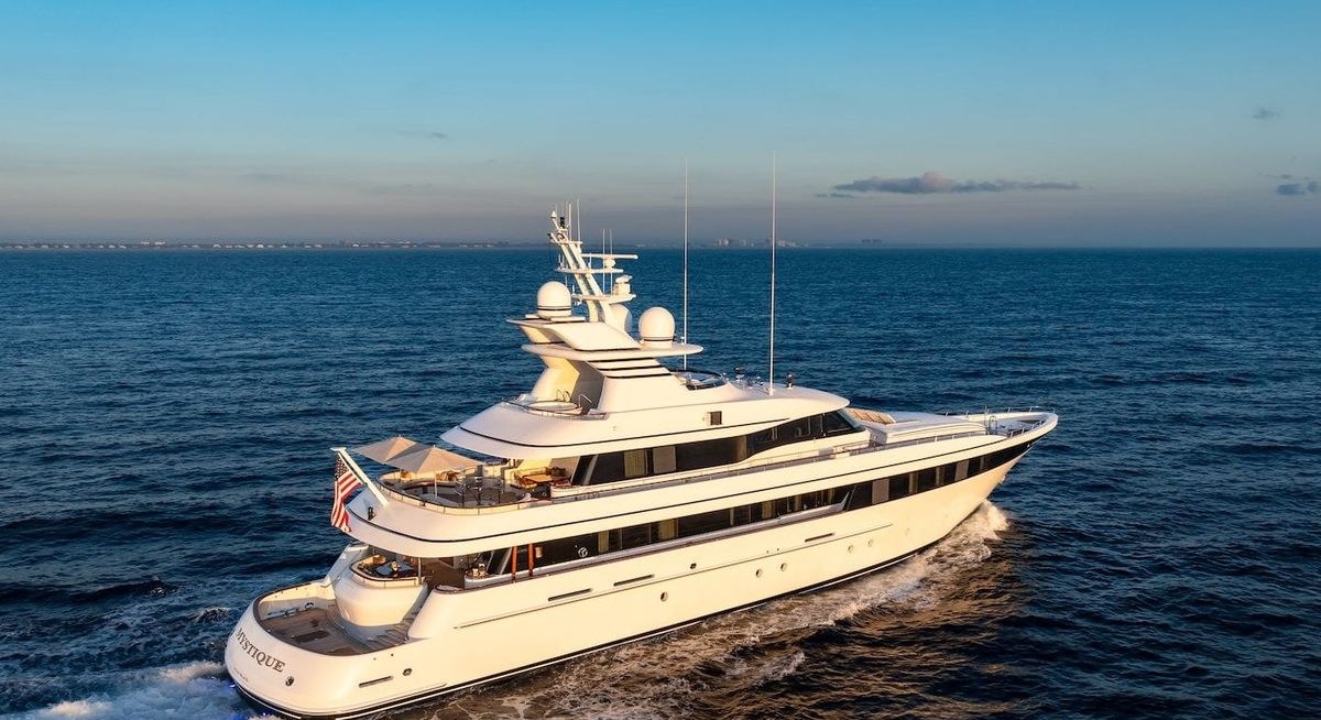 MYSTIQUE yacht charter 1