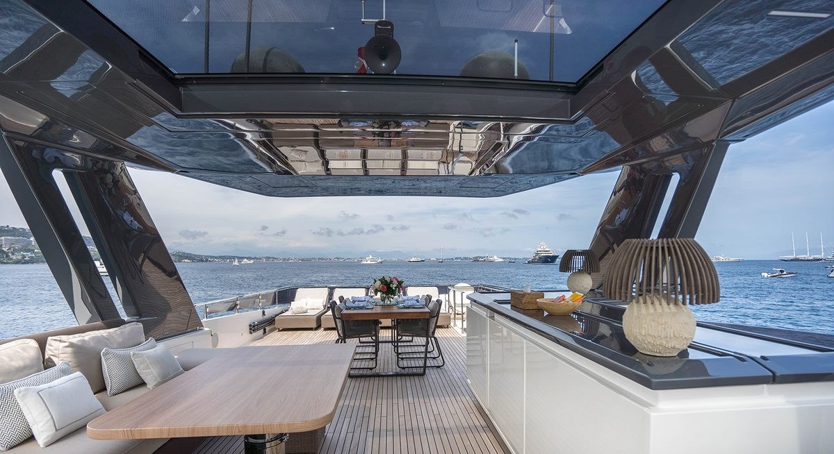 NINETEEN 42 yacht charter 3