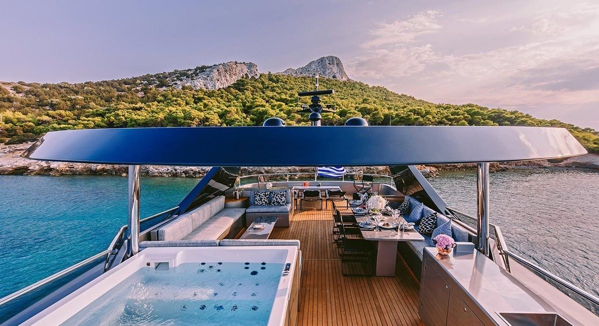 OVAL yacht charter 3
