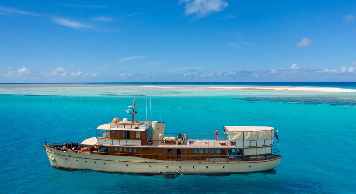 OVER THE RAINBOW OF LONDON yacht charter 1