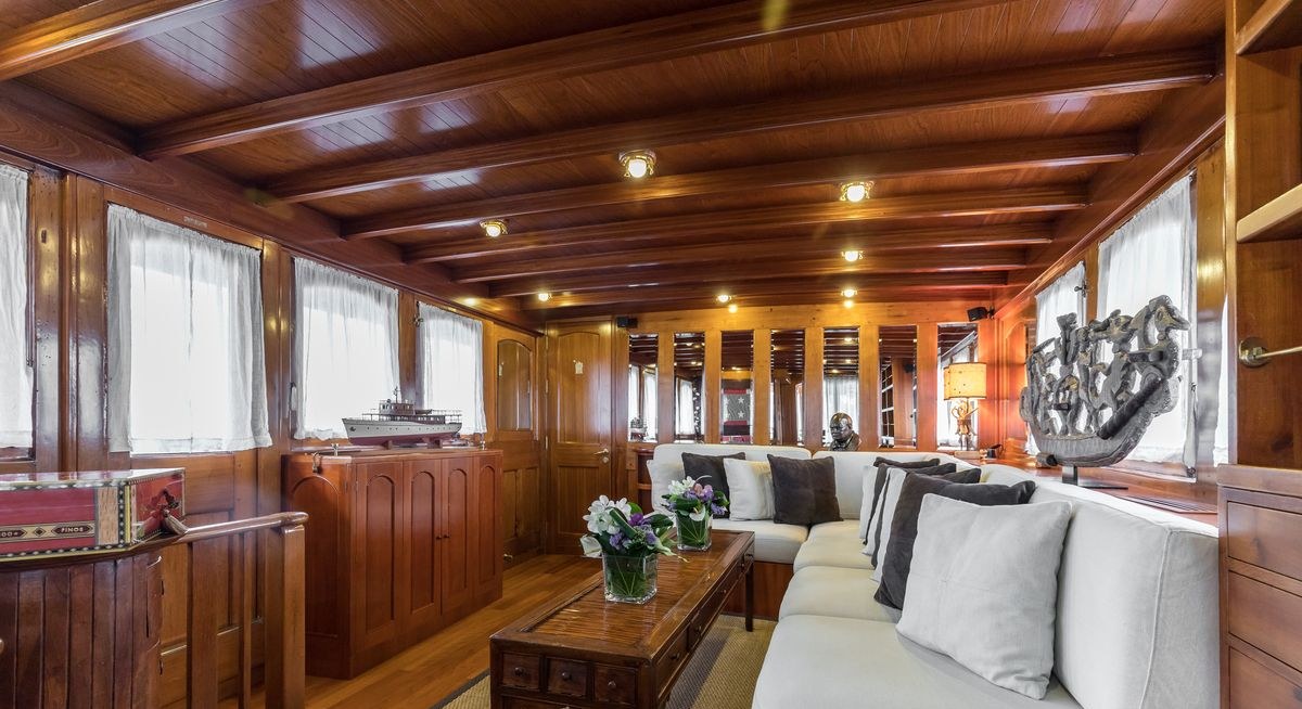 OVER THE RAINBOW OF LONDON yacht charter 5