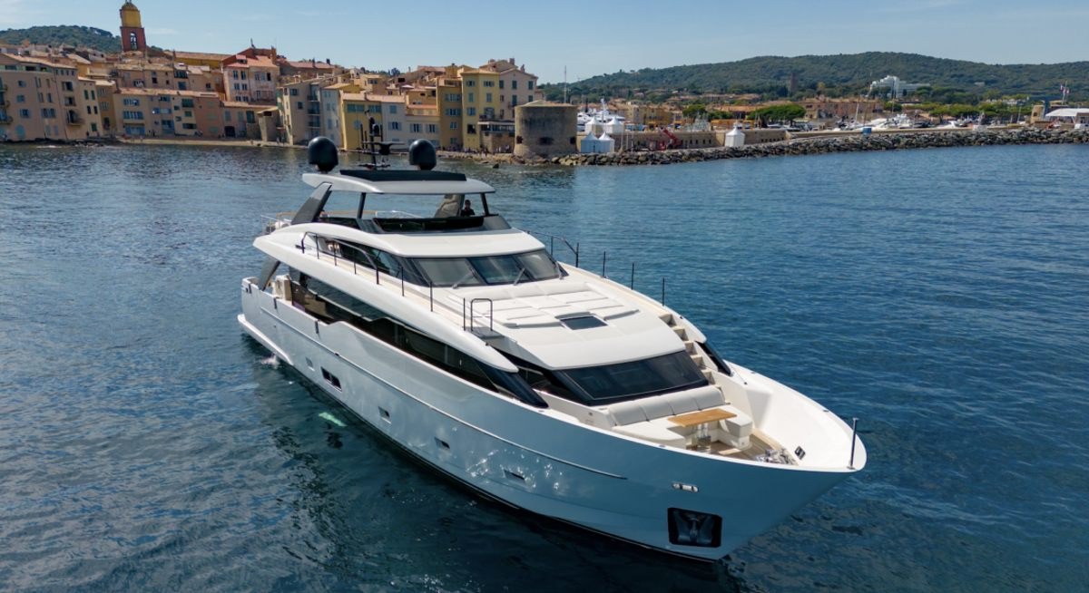 PAUSE yacht charter 1