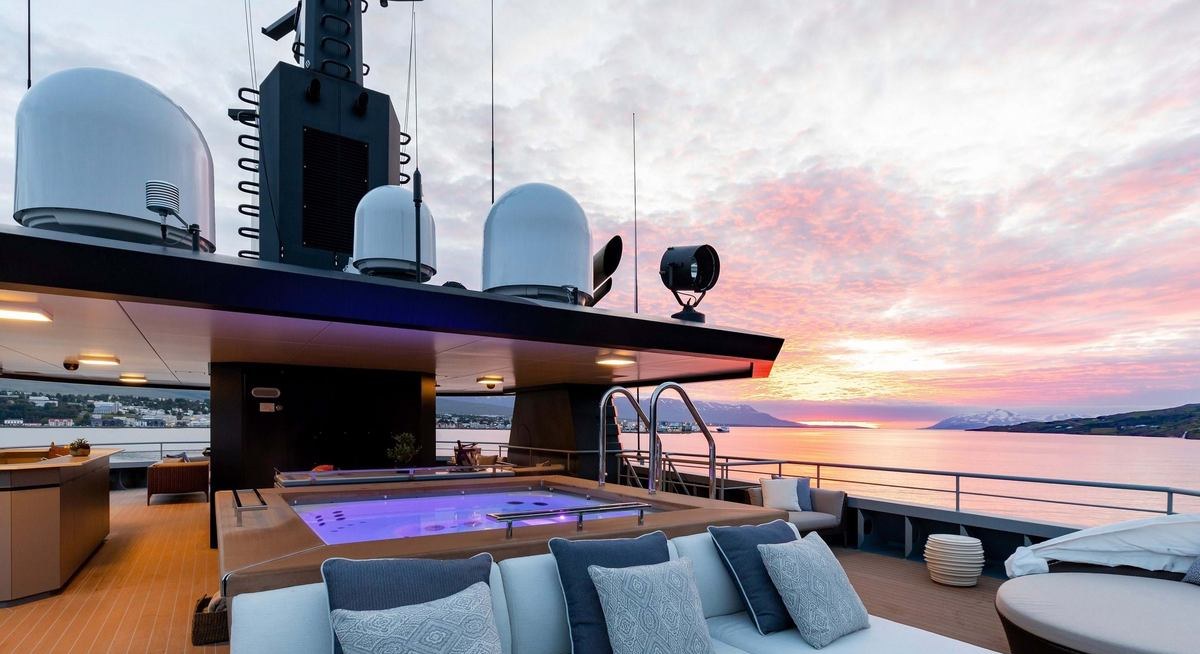 Q yacht charter 2
