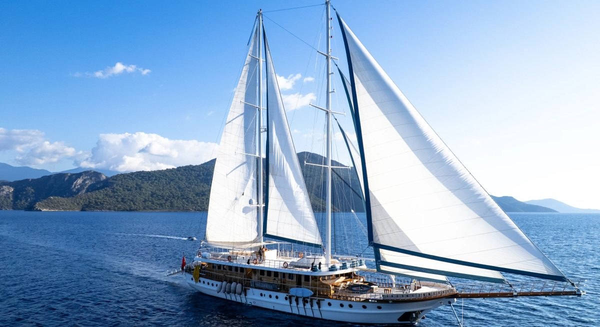 QUEEN ATLANTIS yacht charter 1