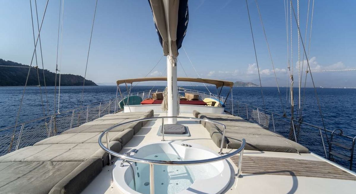 QUEEN LILA yacht charter 3