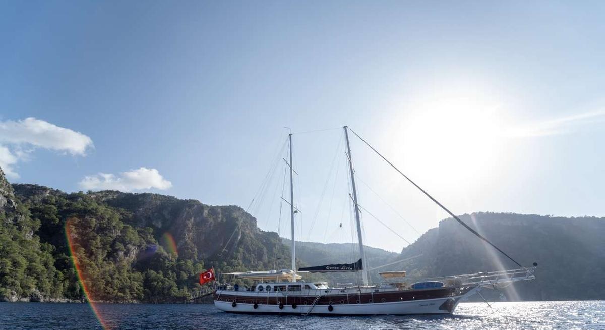 QUEEN LILA yacht charter 1