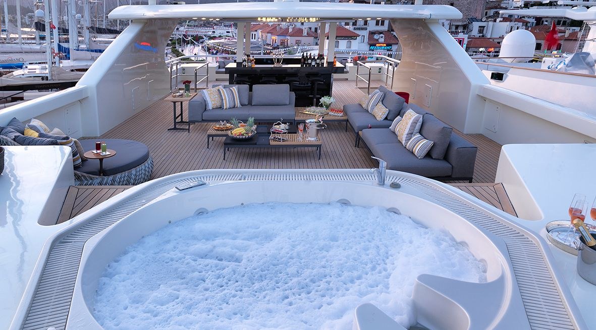 QUEEN MARE yacht charter 2