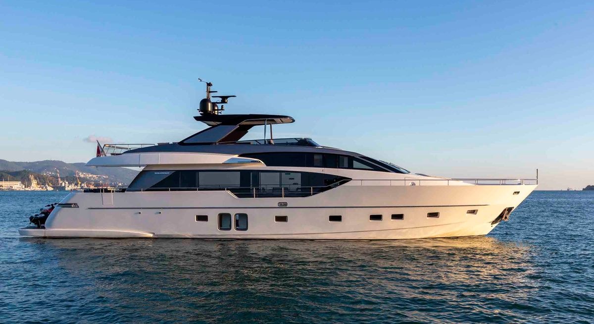 QUEEN MARTINA yacht charter 1