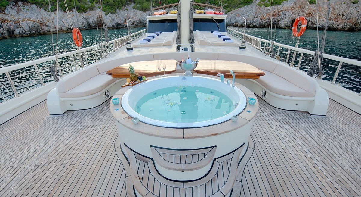 QUEEN OF SALMAKIS yacht charter 2