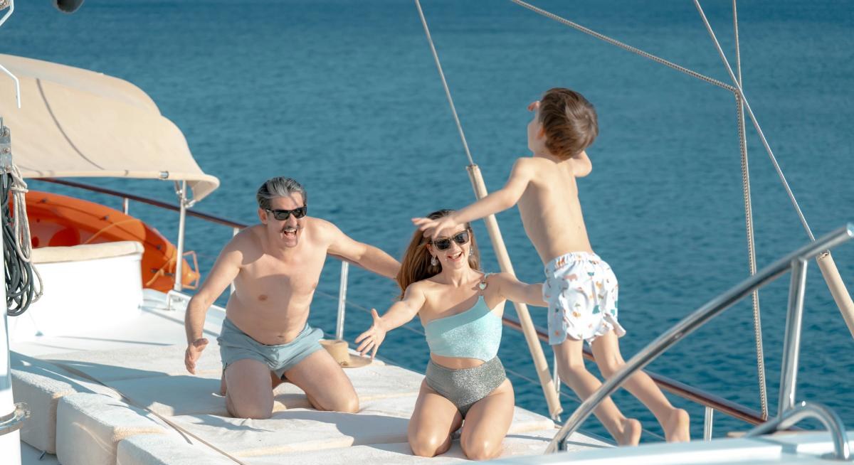 QUEEN OF SEA yacht charter 2