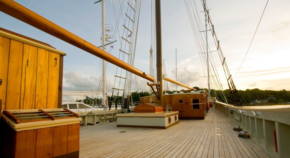 RAJA LAUT yacht charter 2