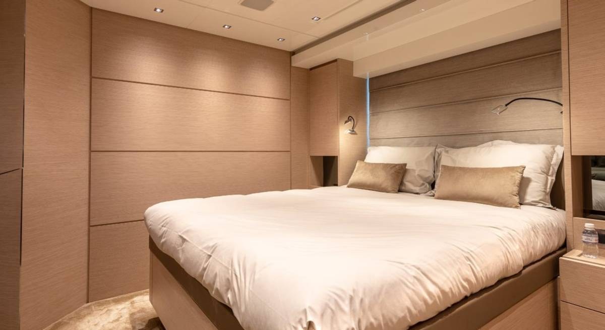 REGINE OF CANNES yacht charter 5