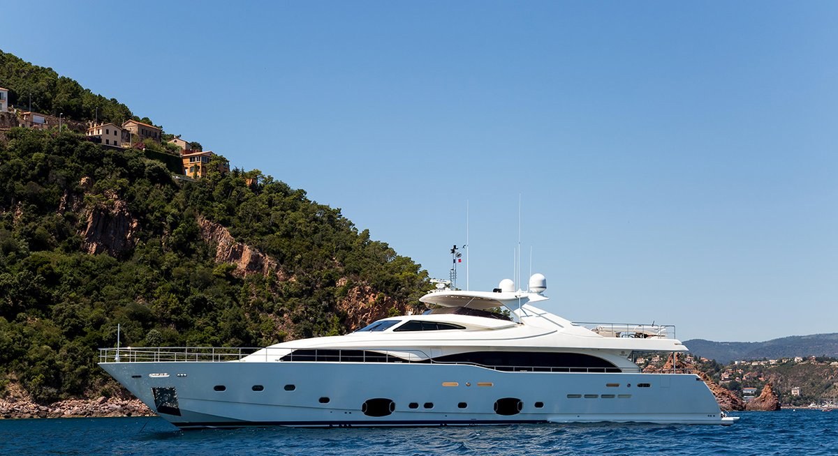 تأجير يخت ROBUSTO YACHT CHARTER