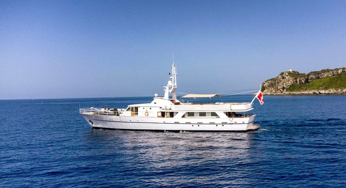 SHAHA yacht charter 1